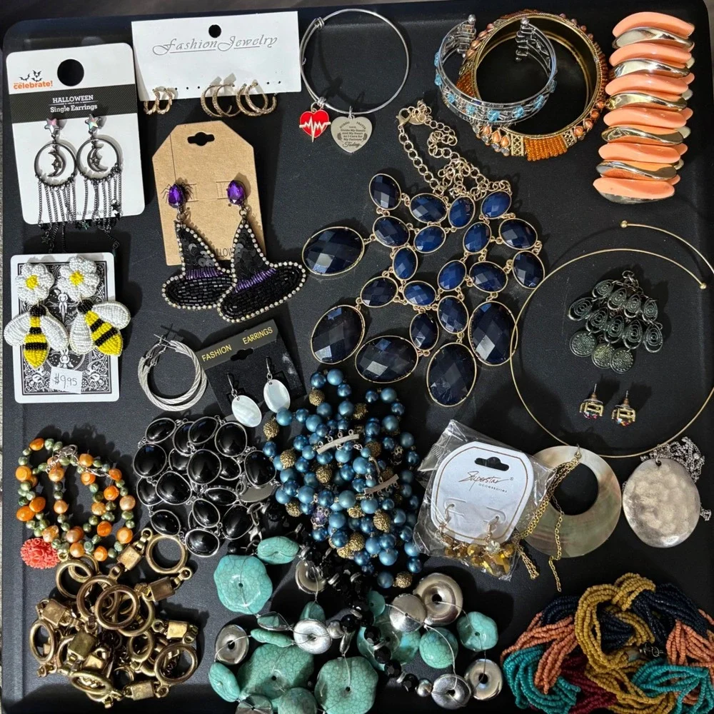 *Wearable Costume Jewelry Assorted Necklaces Bracelets Resell Gift UB248